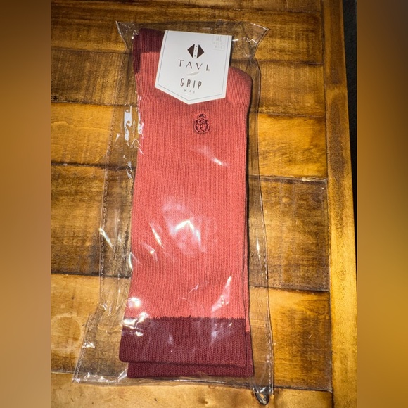 NWT TAVI Kai Grip Socks w/ skull. - Picture 5 of 5